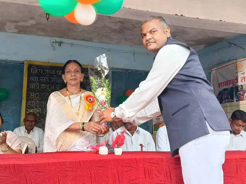 जि. प. शाळेत पाल्याचा प्रवेश घेतल्यास घरकर-पाणीकर माफ! – सरपंच तारा बलवंत कडू जि. प. शाळेत पाल्याचा प्रवेश घेतल्यास घरकर-पाणीकर माफ! – सरपंच तारा बलवंत कडू