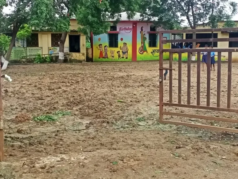 जि प प्राथमीक शाळा वायगाव येथील पटांगणात चिखलाचे साम्राज्य, पटांगणात गट्टू लावण्याची पालकांची मागणी 
