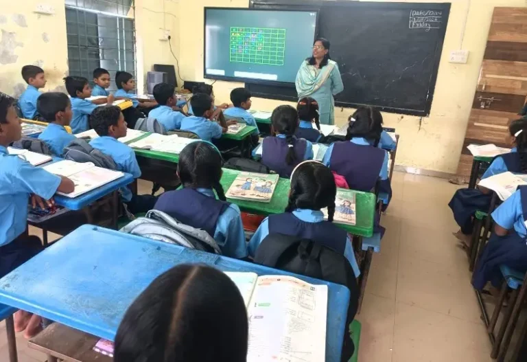 नवनियुक्त गटशिक्षणाधिकारी लीना वालोदे यांची आदर्श जि प प्राथमिक शाळा घोटमुंढरी ची पाहणी