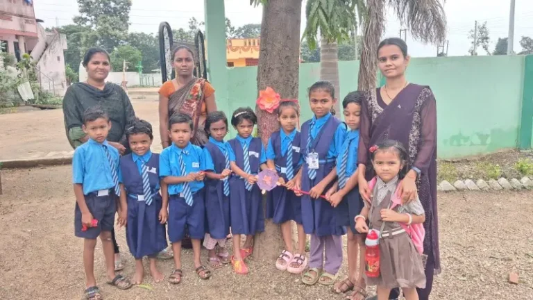 वृक्षराखीने साजरी झाली बंधुभावाची नवी व्याख्या! जिल्हा परिषद सेमी इंग्रजी शाळा भोवरीचा स्तुत्य उपक्रम