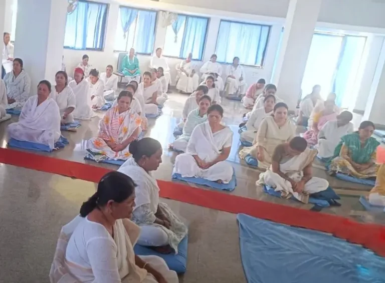 श्रावण पौर्णिमेनिमित्त ड्रॅगन पॅलेस मेडिटेशन सेंटर येथे एक दिवसीय विपश्यना ध्यान शिबिर धम्ममय वातावरणात संपन्न