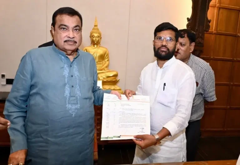 उड्डाणपूल उभारण्यासाठी आमदार राजू तोडसाम यांचे केंद्रीय मंत्री नितीन गडकरी यांना निवेदन