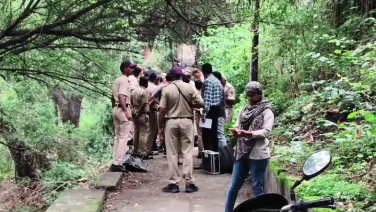 मोक्षधाम के पास झाड़ियों में मिली लाश
