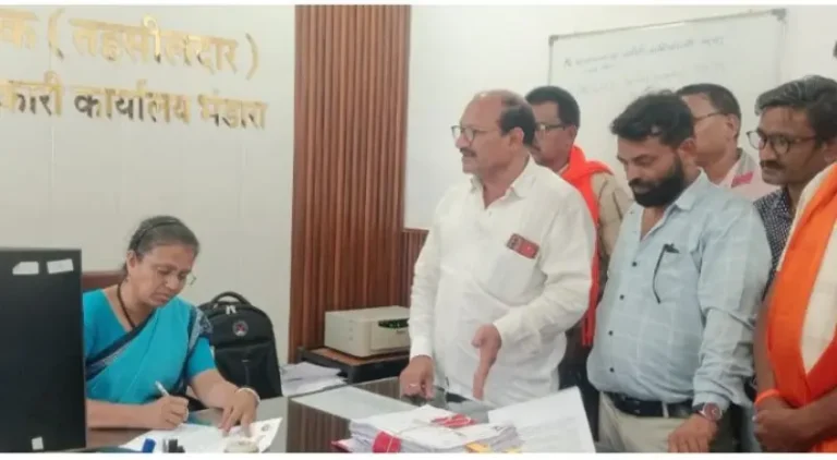 चिमुरडीवर अत्याचार करणाऱ्या नराधमाला फाशी द्या; शिवसेना (उद्धव बाळासाहेब ठाकरे) आक्रमक, जिल्हाधिकाऱ्यांना निवेदन