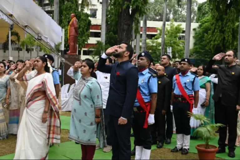 महापौर नीता ठाकरे ने फहराया तिरंगा