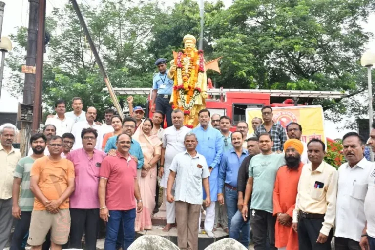 मनपातर्फे साहित्यरत्न अण्णाभाऊ साठे व लोकमान्य टिळक यांना विनम्र अभिवादन
