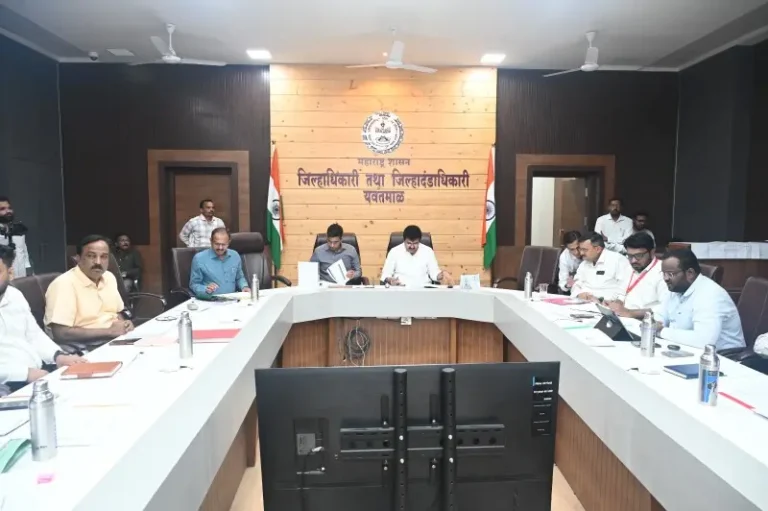 महात्मा ज्योतिबा फुले नाट्यगृहाच्या कामांचा पालकमंत्र्यांकडून आढावा