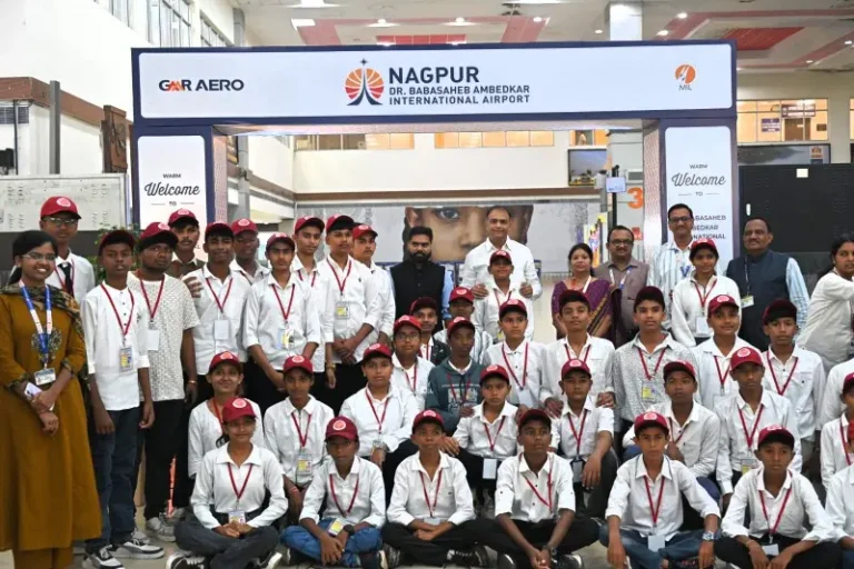 इस्रो अभ्यासदौरा पूर्ण करून परतलेल्या ४१ विद्यार्थ्यांचे पालकमंत्र्यांकडून उत्साहात स्वागत