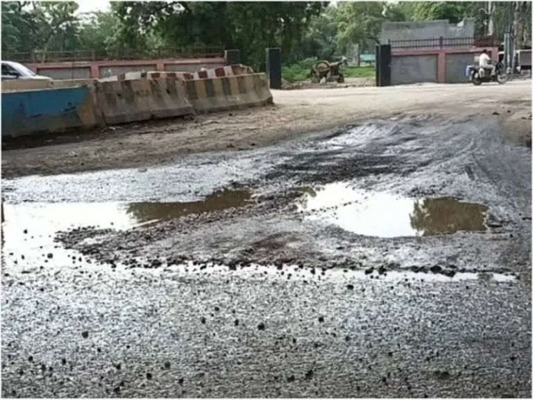प्रशासनाची लाज काढली! सिहोऱ्यात ‘कुंभकर्णी’ बांधकाम विभागाऐवजी व्यापाऱ्यानेच बुजवले रस्त्यावरील खड्डे