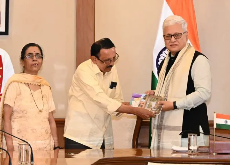 आर्यनचे माजी मुख्याध्यापक नीलकंठ नामजोशी यांच्याकडून राज्यपालांना पुस्तक भेट