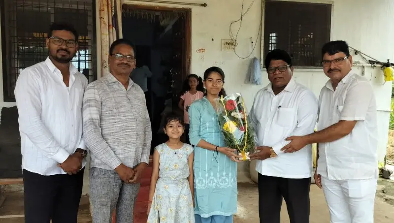 इस्रो अभ्यास दौऱ्यासाठी निवड झालेल्या खांदिनी मोरेचा इंजि. प्रदीप पडोळे यांच्या हस्ते सत्कार इस्रो अभ्यास दौऱ्यासाठी निवड झालेल्या खांदिनी मोरेचा इंजि. प्रदीप पडोळे यांच्या हस्ते सत्कार