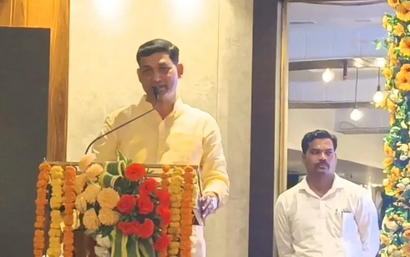 एसडीओंनीनेत्यांमागेनफिरताजनतेचीकामेकरावीतआमदारनरेंद्रभोंडेकर_1_copy_800x501