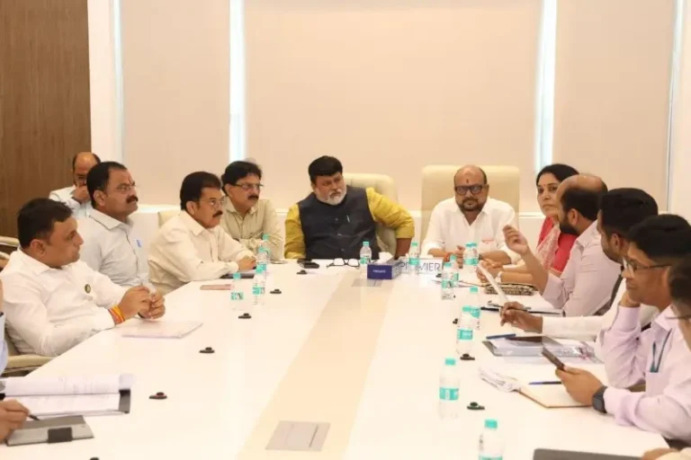 जळगाव जिल्ह्यातील औद्योगिक विकासाला गती देऊन  प्रलंबित कामे तात्काळ मार्गी लावा  – उद्योगमंत्री डॉ. उदय सामंत