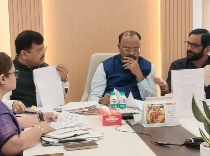 गृहनिर्माण संस्थांचा स्वयंपुनर्विकास आणि प्रलंबित प्रश्नांबाबत धोरण निश्चित करणार – महसूलमंत्री चंद्रशेखर बावनकुळे गृहनिर्माण संस्थांचा स्वयंपुनर्विकास आणि प्रलंबित प्रश्नांबाबत धोरण निश्चित करणार – महसूलमंत्री चंद्रशेखर बावनकुळे