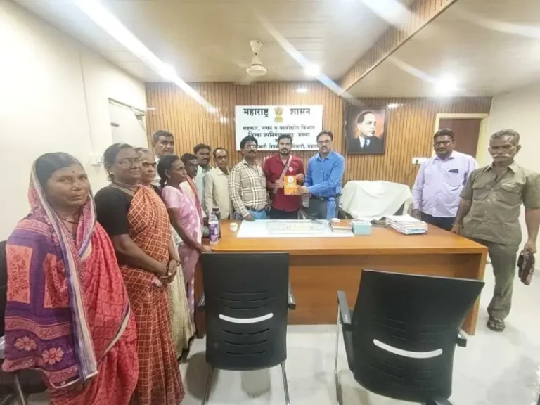 माथाडी कामगारांच्या संयुक्त बैठकीला बाजार समिती व व्यापाऱ्यांची दांडी कामगारांमध्ये तीव्र संताप; जिल्हाधिकाऱ्यांचा हस्तक्षेपाचा आदेश, आंदोलनाचा इशारा