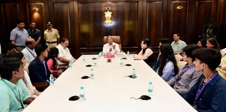 विद्यार्थ्यांनी स्वतःची आवड आणि क्षमता ओळखून  सामाजिक कार्यात सक्रिय सहभाग नोंदवावा