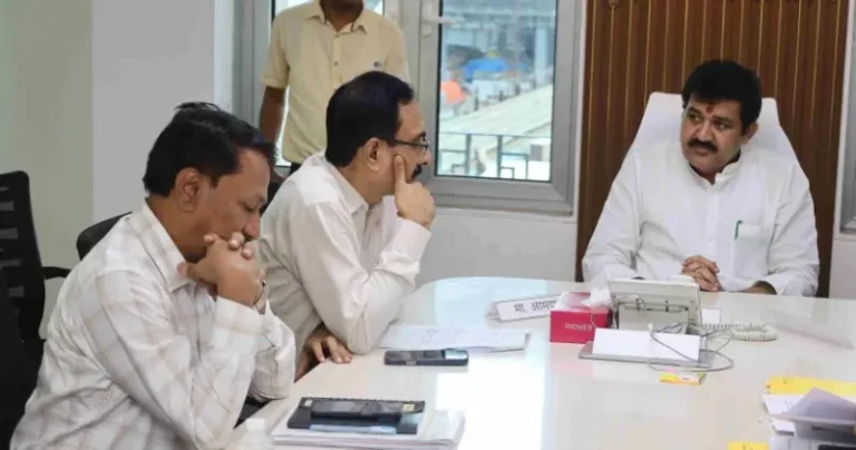 वराड साठवण तलाव बंधारा नव्याने उभारण्याबाबत  अभ्यासपूर्वक निर्णय घेऊन प्रस्ताव सादर करावा – मृद व जलसंधारण मंत्री संजय राठोड