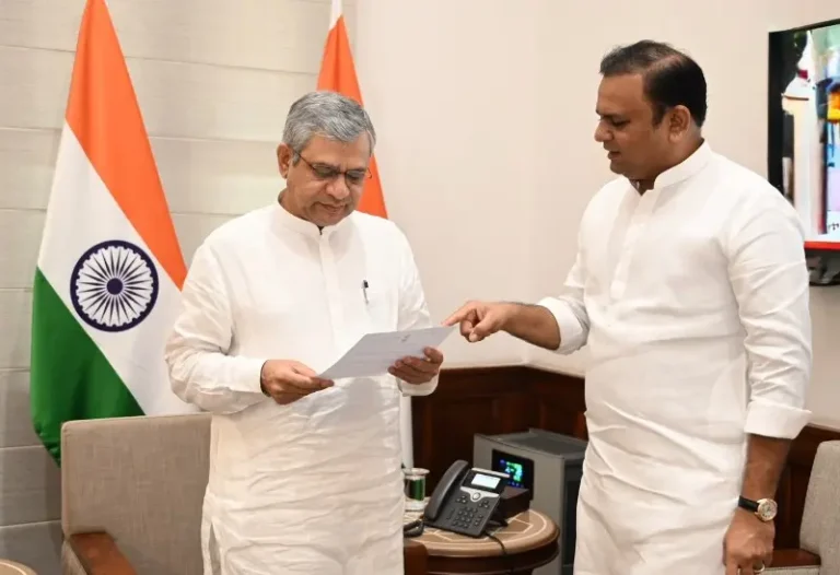 सीएसएमटीच्या प्रत्येक रेल्वेगाडीत ‘छत्रपती शिवाजी महाराज की जय’च्या उद्घोषणेची मागणी