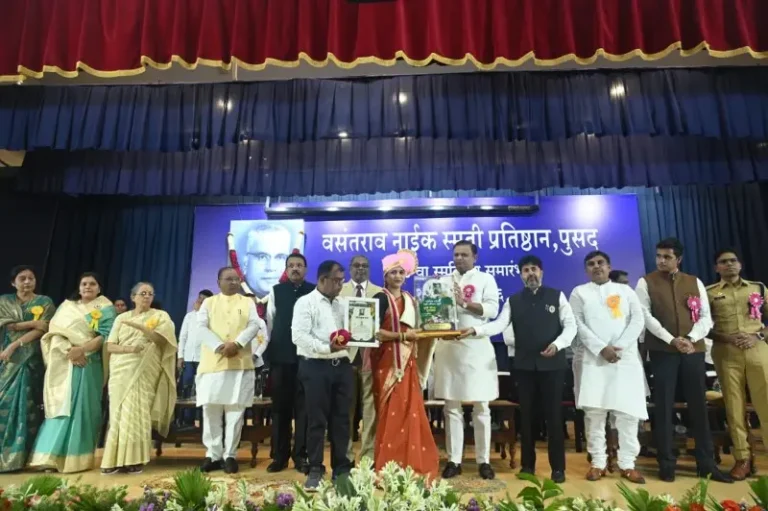 शेतकऱ्यांना स्वावलंबी बनवून हरित क्रांती घडविण्याचे वसंतराव नाईक यांचे कार्य