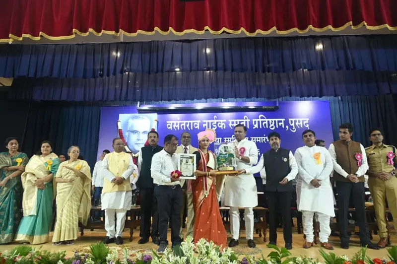 शेतकऱ्यांनास्वावलंबीबनवूनहरितक्रांतीघडविण्याचेवसंतरावनाईकयांचेकार्य3_copy_800x532