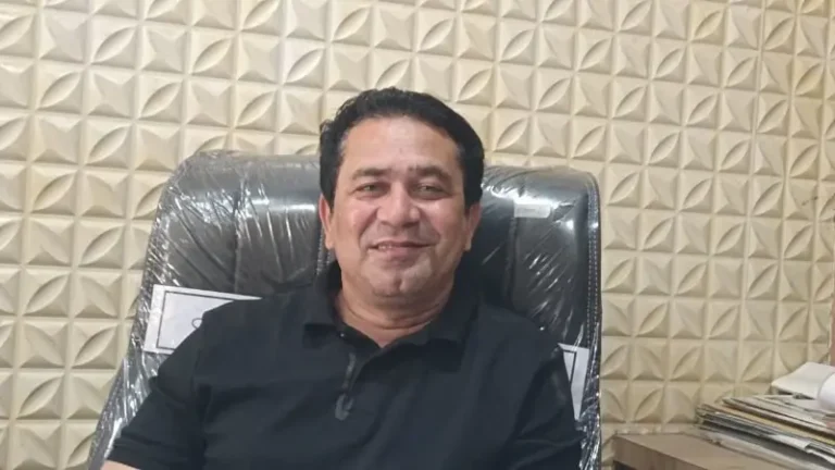 “स्कूल जाने वाली बेटियों के लिए ढाल बने हाजी उबेद पटेल; कहा- ‘मनचलों को चप्पलों से सिखाओ सबक, मैं खड़ा हूँ तुम्हारे साथ'”
