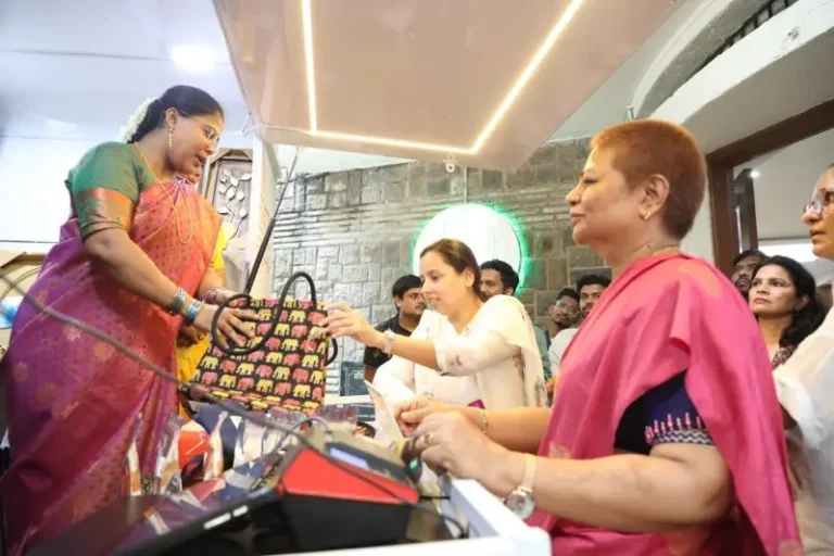 हिरकणी कक्ष आणि स्वच्छतागृहांच्या गुणवत्तेवर भर सर्व जिल्ह्यांतील हिरकणी कक्ष स्वच्छ, सुसज्ज आणि कार्यक्षम ठेवावेत – मंत्री आदिती तटकरे