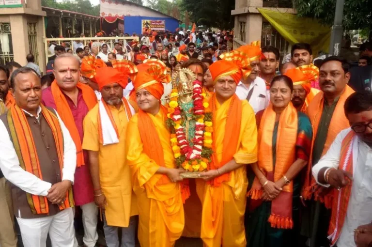 विहिप स्थापना दिवस पर निकली भव्य शोभायात्रा