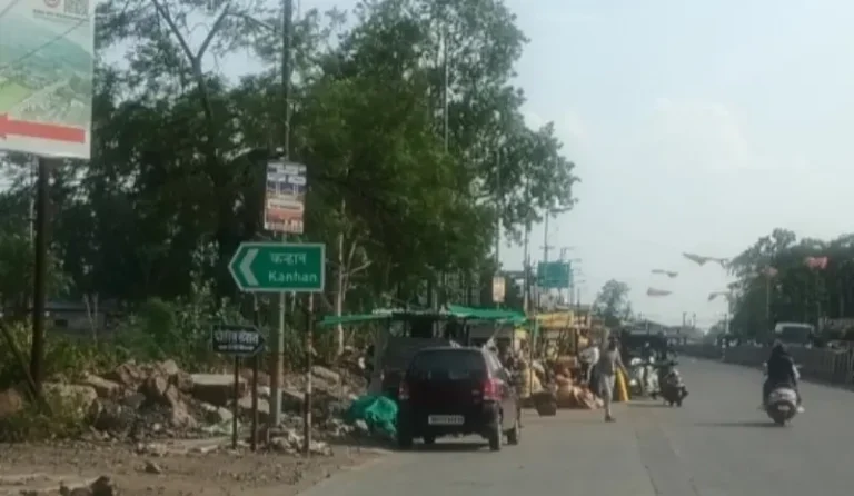 कन्हान मुख्य रस्त्यावरील फुटपाथ अतिक्रमण तात्काळ हटवा
