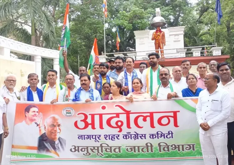 खरगे यांच्या कथित ‘शुद्धीकरणा’विरोधात संविधान चौकात आंदोलन