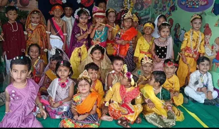 अहिल्या किड्स प्री-स्कूल मध्ये जन्माष्टमी उत्साहात साजरी