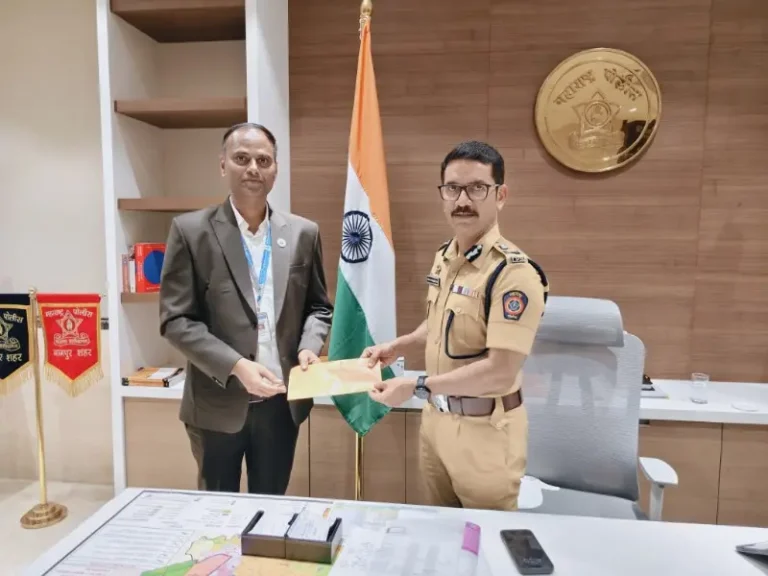 महाराष्ट्र ग्रामीण बँकेकडून पोलिस प्रशासनाला रेनकोटचे वाटप