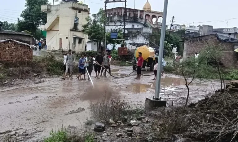 लांबटपुरा घाटाचा रस्ता युवकांनी श्रमदानातून केला स्वच्छ, माती-चिखल हटवून रस्ता केला स्वच्छ; भाविकांची गैरसोय दूर, वाहतूक झाली सुरळीत