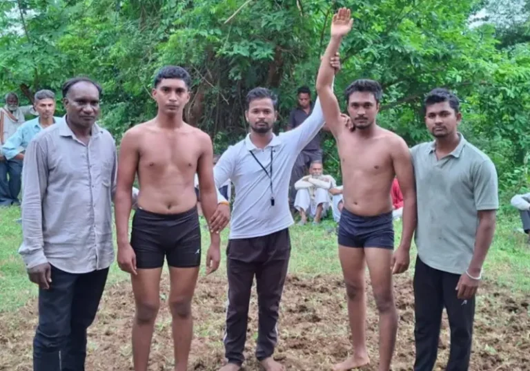 नंदापूरात रंगला कुस्त्यांचा थरार! तान्हा पोळ्यानिमित्त भरत नंदीग्राम व्यायामशाळेतर्फे आमंदंगलीचे आयोजन