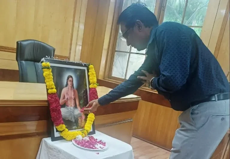 राजधानीत श्री चक्रधर स्वामी यांना जयंतीनिमित्त अभिवादन