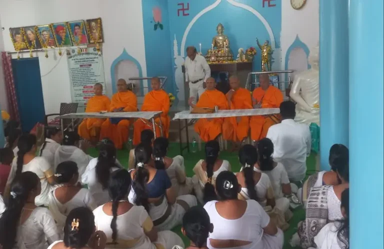 धम्म अशोक बुद्ध विहारात भिक्खू संघाला भोजनदान