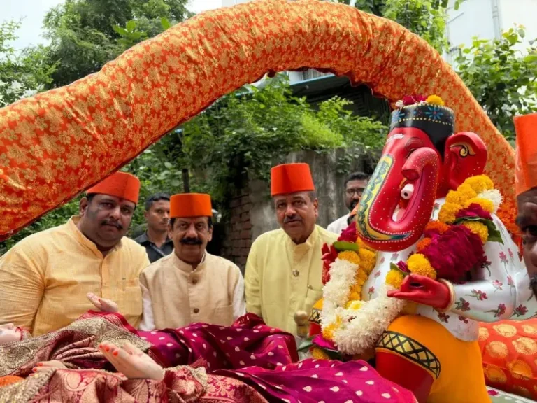 298 साल पुरानी परंपरा, पालकी में पहुंचे ‘गणराया’