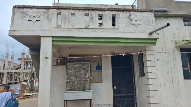 कोर्ट के आदेश से जब्त मकान में घुसे आरोपी