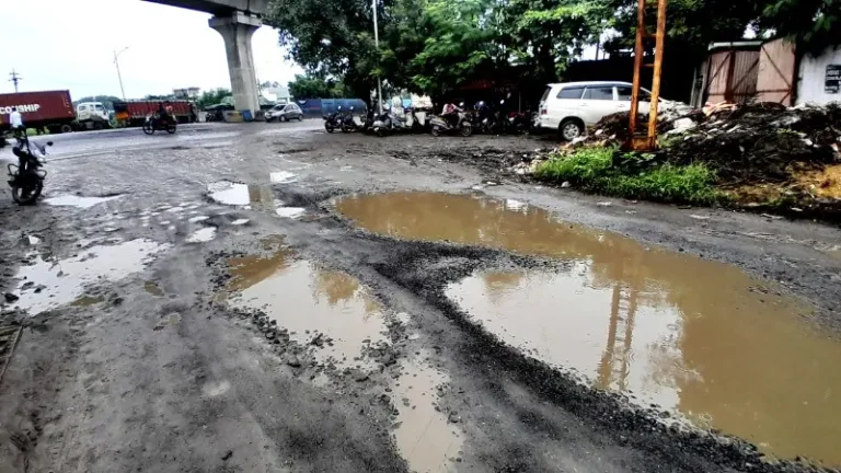 CM का आदेश हवा में, सड़कें गड्ढों में
