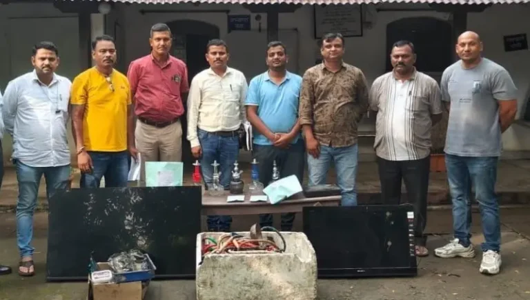 हुक्का पार्लर पर पुलिस की छापेमारी
