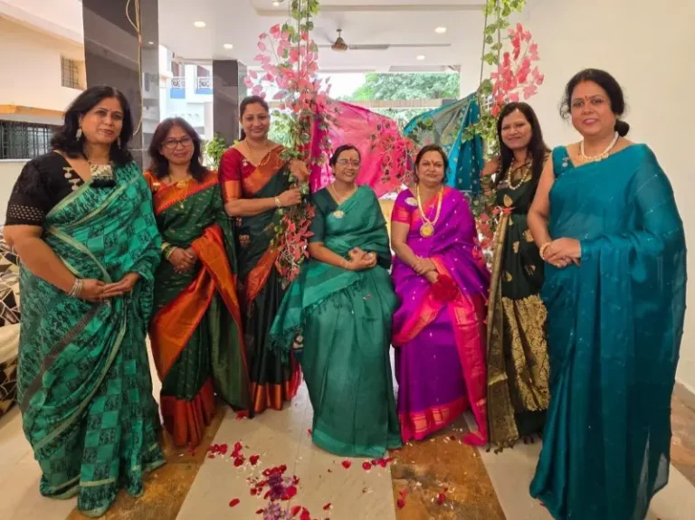 भारतीय परंपरेनुसार इनरव्हील डिस्ट्रिक्ट 303 च्या डिस्ट्रिक्ट चेअरमनचे स्वागत श्रावणातील पारंपरिक पद्धतीने औक्षण व ओटी भरून सन्मान; OCV मध्ये पदाधिकाऱ्यांच्या कार्याचा घेतला आढावा