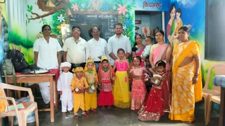 बोरी ( घिवारी )येथे श्रीकृष्ण जन्माष्टमीनिमित्त अंगणवाडीत चिमुकल्यांची वेशभूषा स्पर्धा 