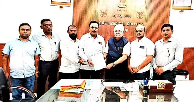 मेडिकल कॉलेजमध्ये रुग्ण व नातेवाईकांच्या गैरसोयींबाबत डीन यांना निवेदन