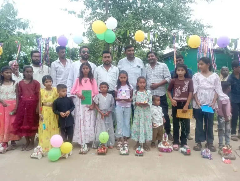 निमखेडा हिंगणा टोली येथे तान्हा पोळ्यानिमित्त मुलांना शैक्षणिक साहित्याचे वाटप 