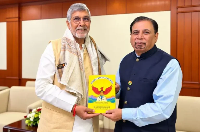नोबेल विजेते कैलाश सत्यार्थी यांच्या हस्ते डॉ. उदय बोधनकर यांच्या ‘Death-Defying Doctor’चे विमोचन