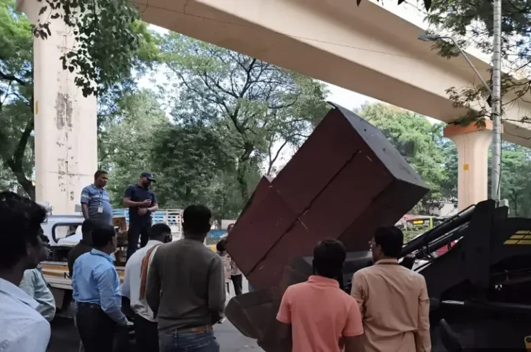 फुटपाथों पर लगे अवैध पाल-शेड हटाए