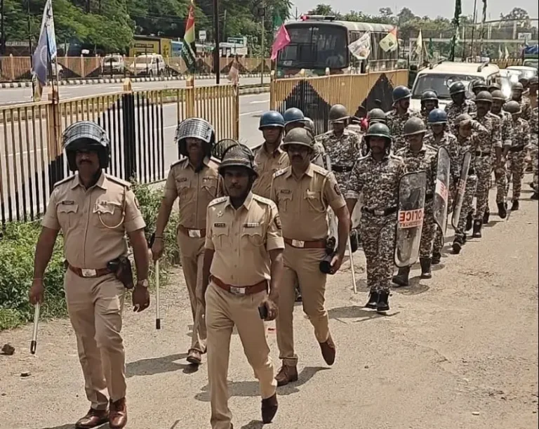 शहर में कानून व्यवस्था बनाए रखने पुलिस का रूट मार्च