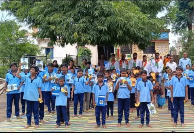 आमदार चरणसिंग ठाकूर यांच्या वाढदिवसानिमित्त विद्यार्थ्यांना शालेय साहित्य व फळे वाटप