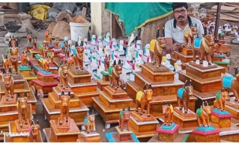 लाकडी नंदीबैल सजू लागले
