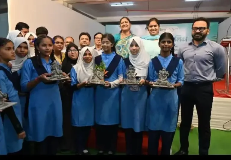 मुस्लिम छात्रों ने हिंदू साथियों संग बनाए गणेशजी