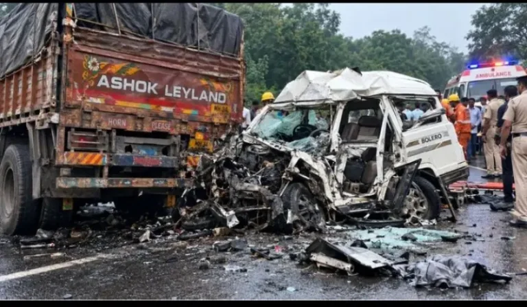 ट्रक-बोलेरो की आमने-सामने टक्कर, 6 की मौत